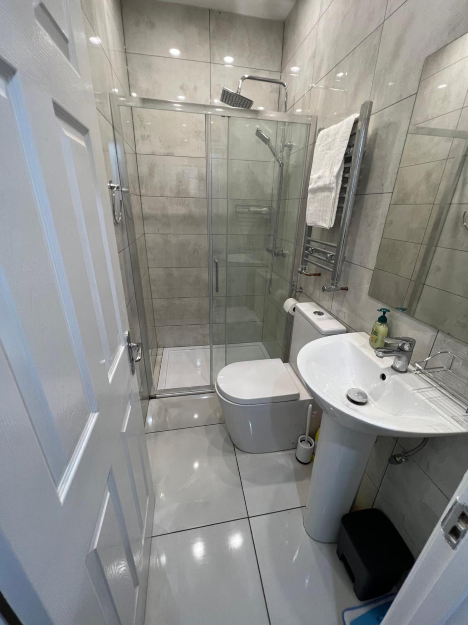F4 Luxury Stays One Bed Apartment With Parking Ilford Extérieur photo