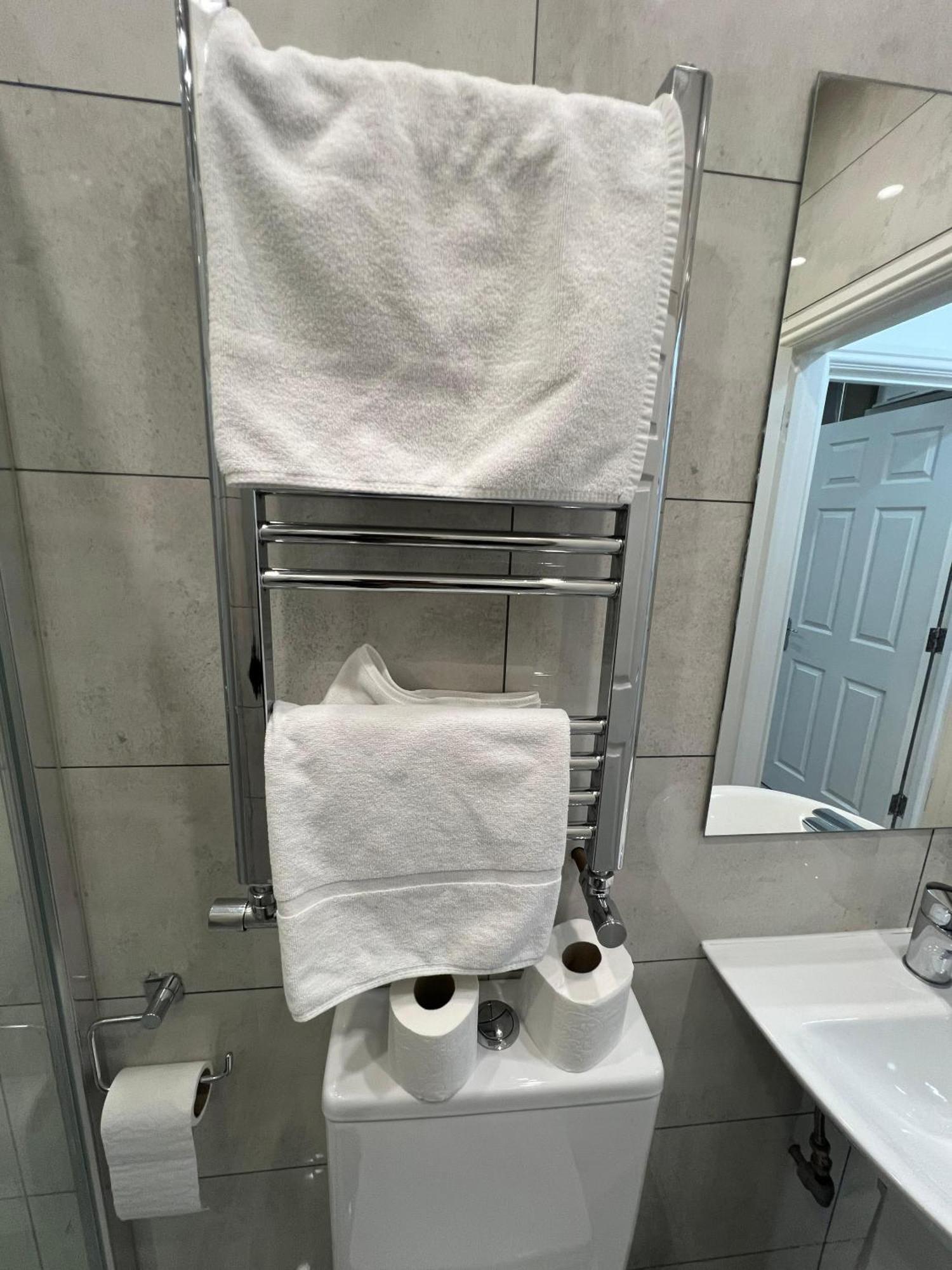 F4 Luxury Stays One Bed Apartment With Parking Ilford Extérieur photo
