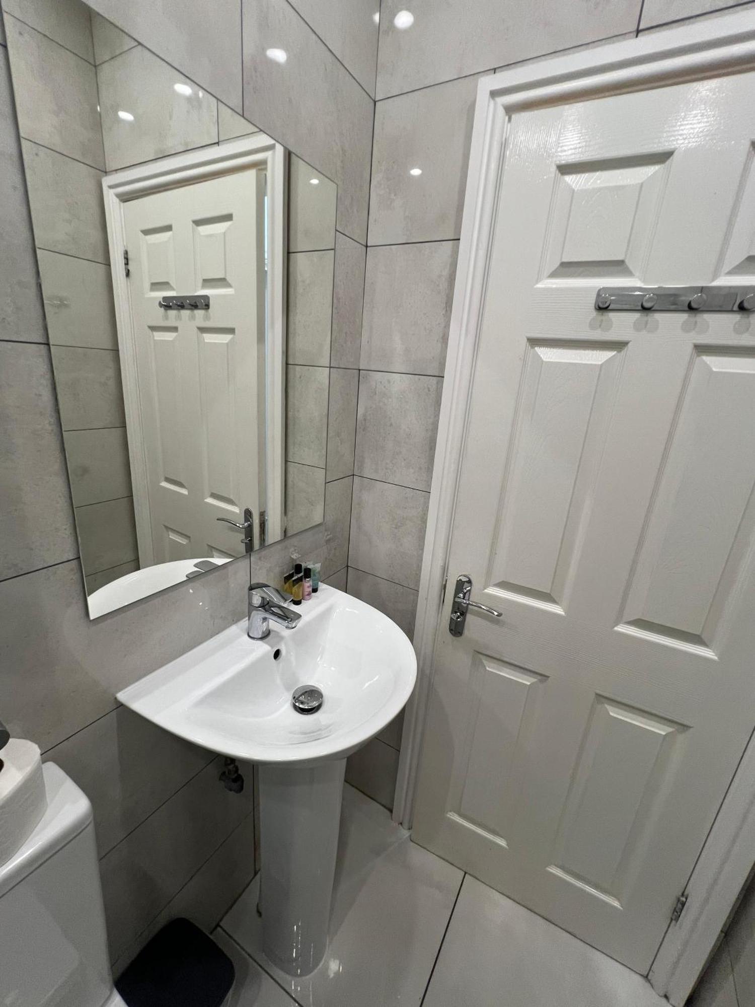 F4 Luxury Stays One Bed Apartment With Parking Ilford Extérieur photo